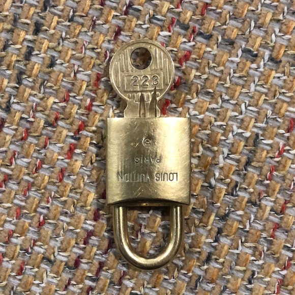 Vintage LV Louis Vuitton Padlock Lock & Key 223 - Picture 8 of 10